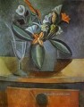 Blumen in einem grauen Krug und Weinglas mit Löffel 1908 Kubismus